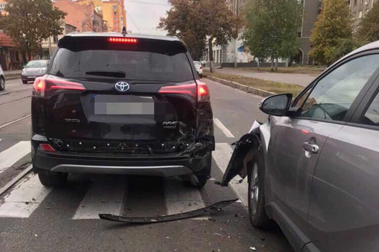 На Московском проспекте столкнулись две Toyota, трамваи стояли