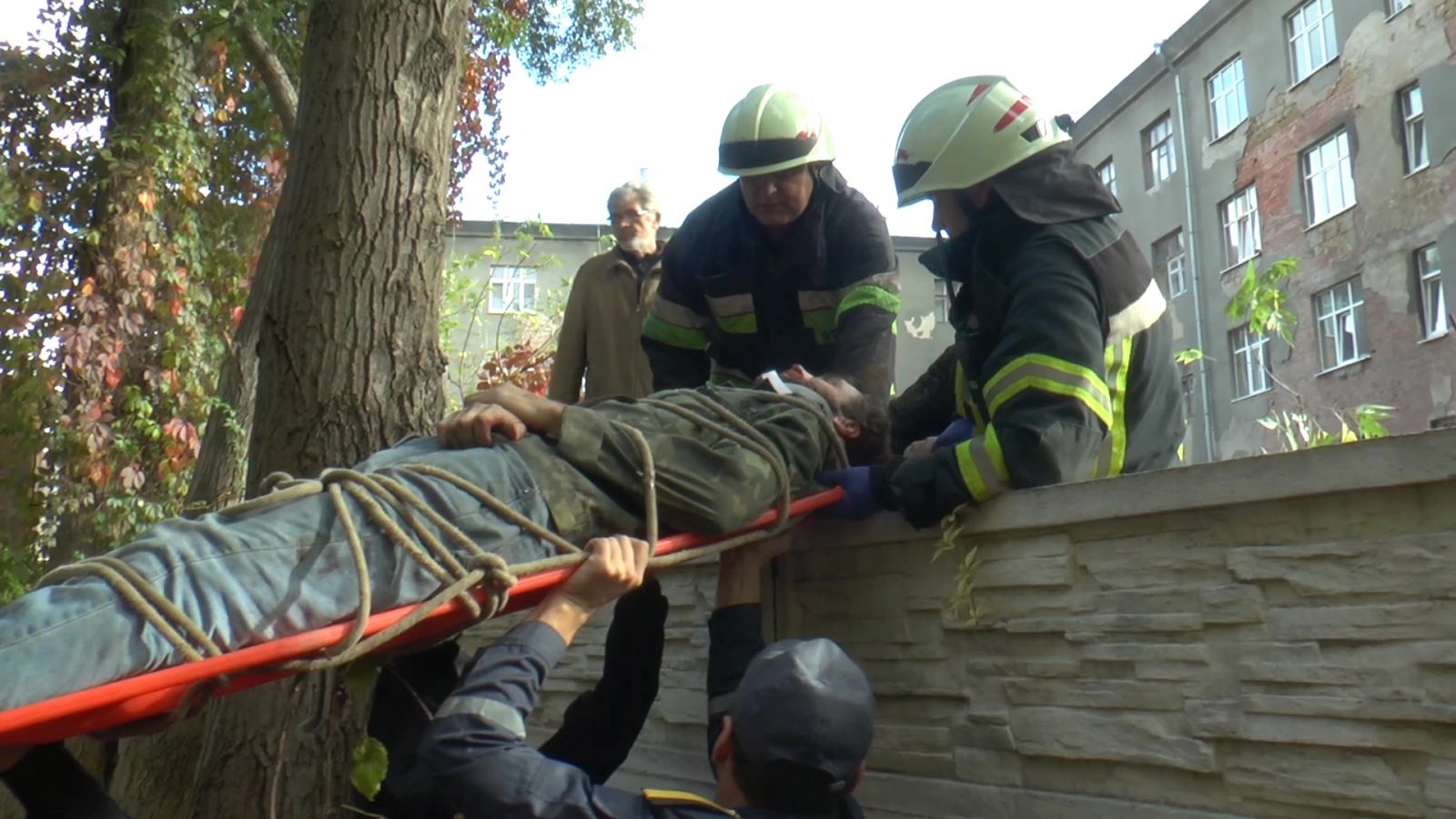На Пушкинской мужчина упал с дерева (фото, видео)