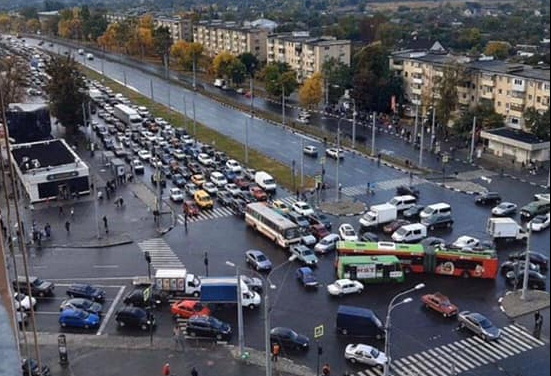 На крупном перекрестке выключились светофоры, на Гагарина - огромная пробка (фото)