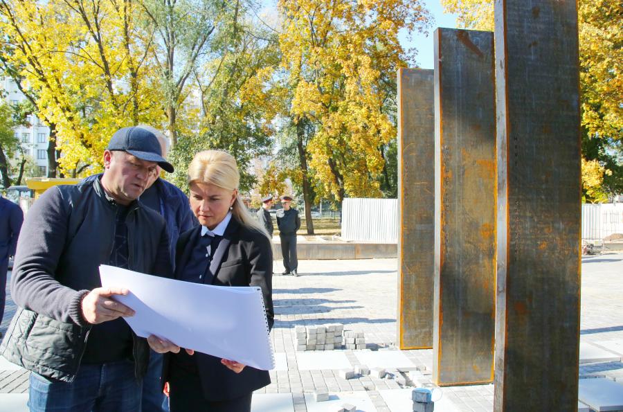 В Харькове завершают монтаж монумента