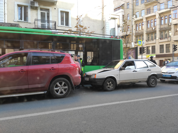 На Сумской троллейбус врезался в остановку