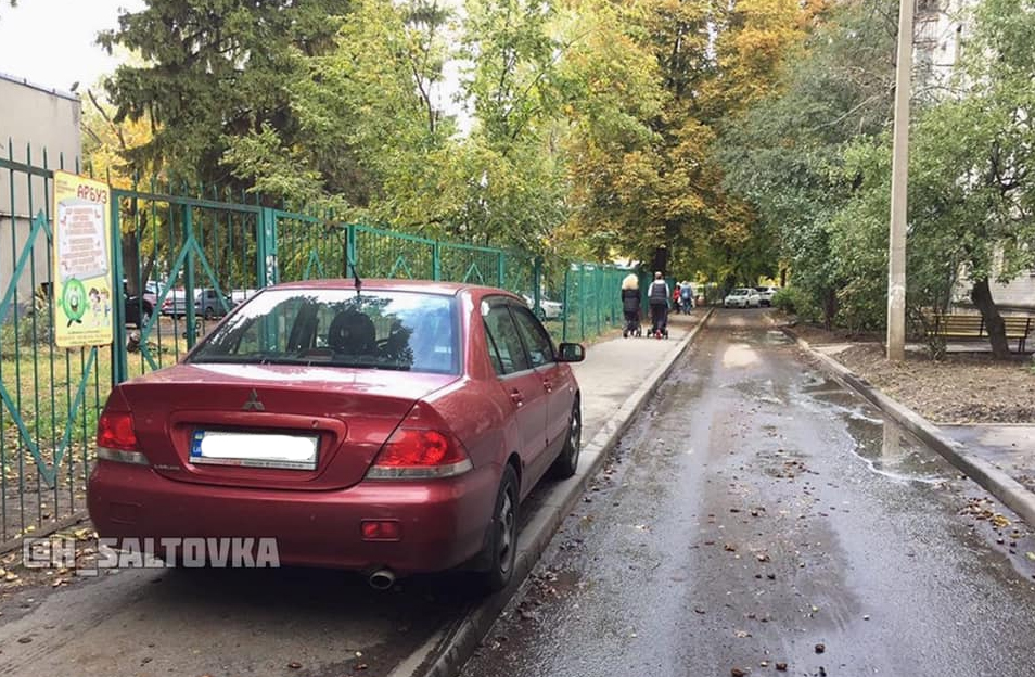 Машина на тротуаре