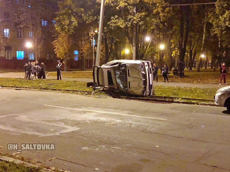 Авария на ХТЗ: машина перевернулась (фото)