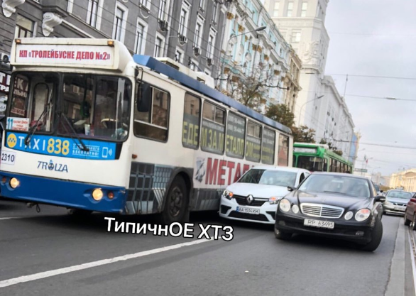 В центре - тройное ДТП с троллейбусом (фото)