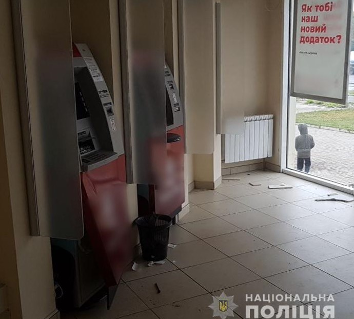 На ХТЗ повредили банкомат, деньги не украли (фото)