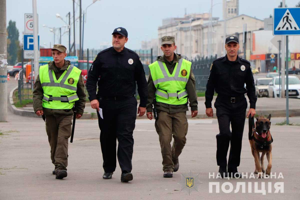 На улицы Харькова вышли копы с собаками