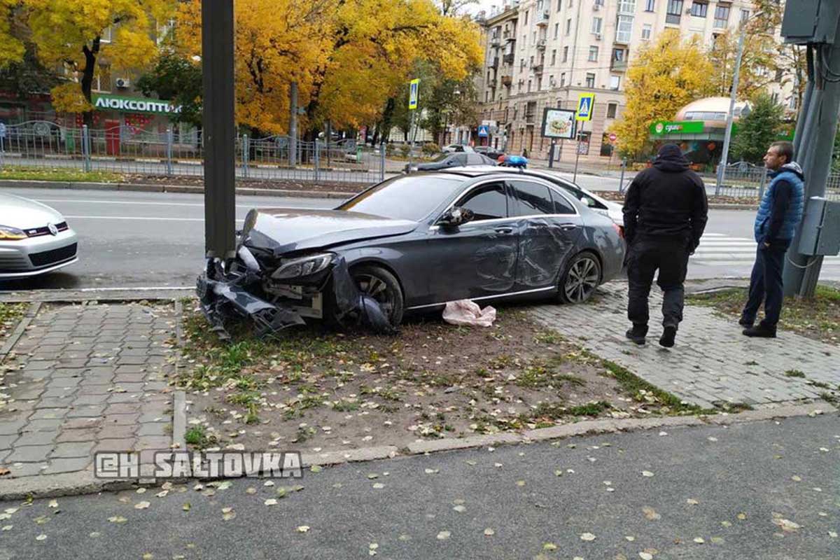 На проспекте Науки машина протаранила рекламный щит (фото)