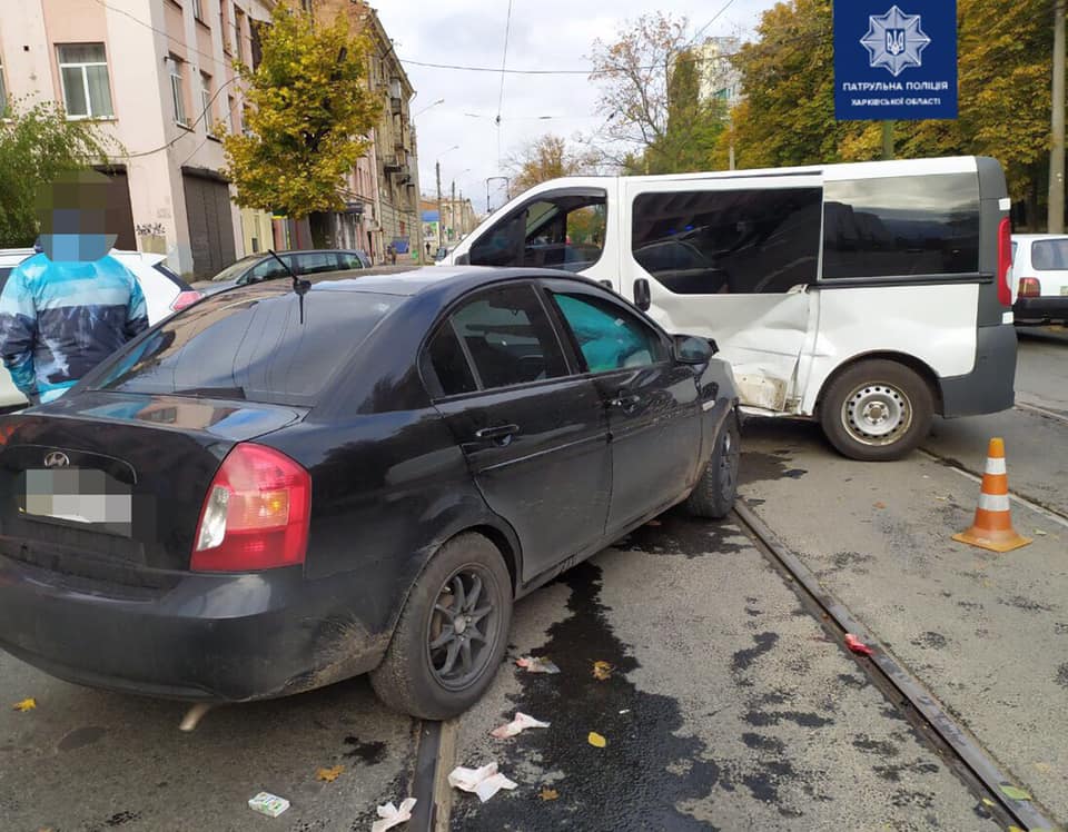 Авария в Харькове заблокировала движение трамваев (фото, видео)