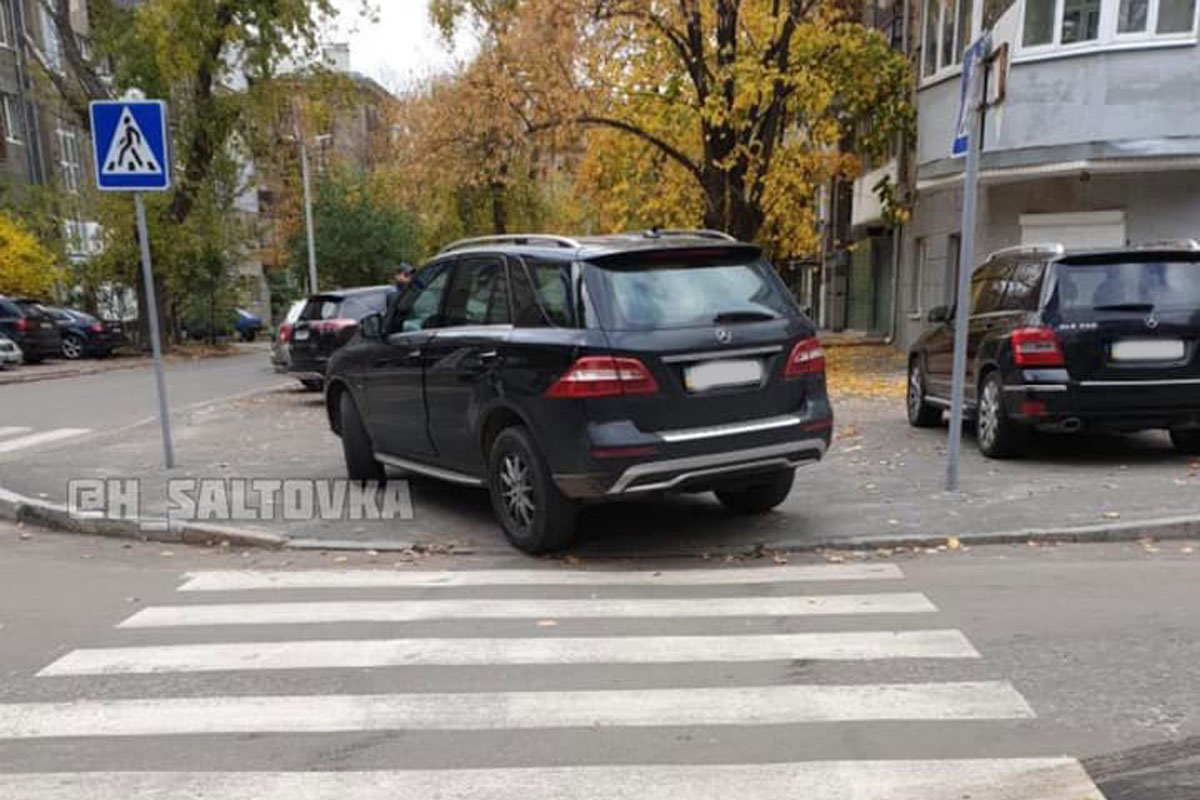 Припаркованная машина перегородила проход к "зебре"