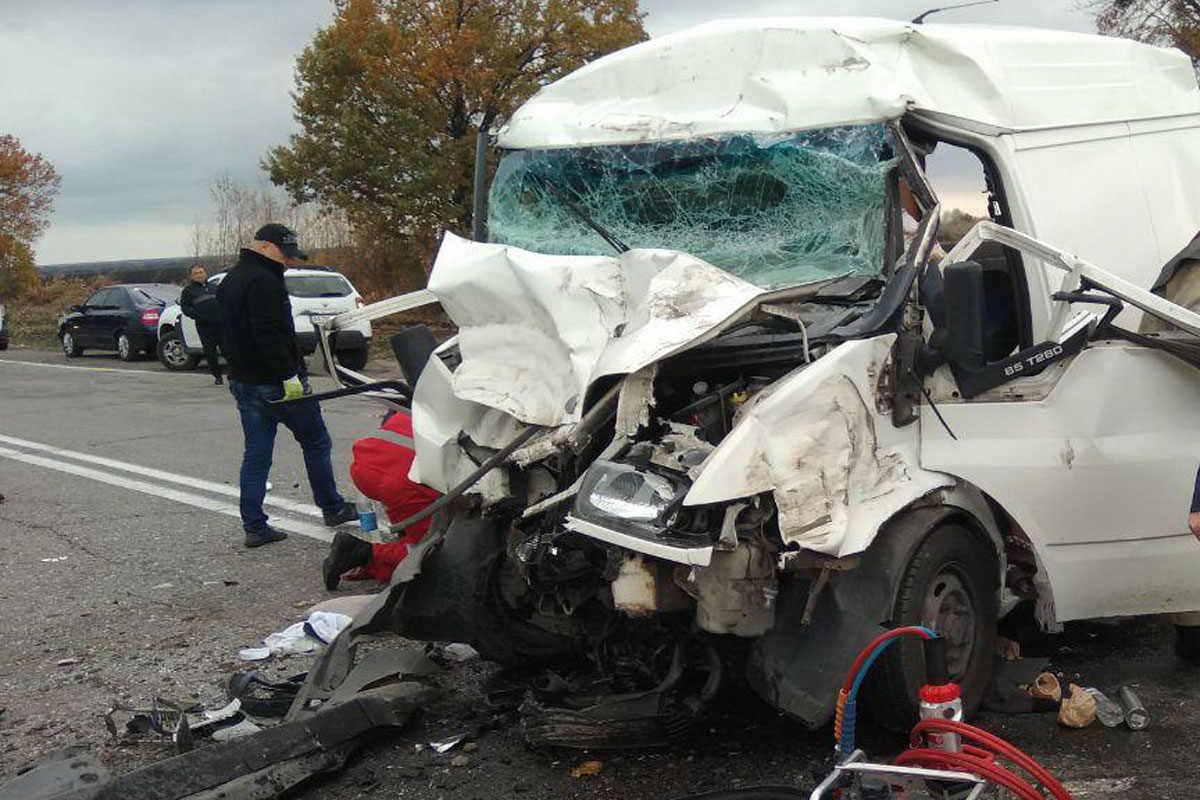 Авария на трассе: автобус раскурочило от удара