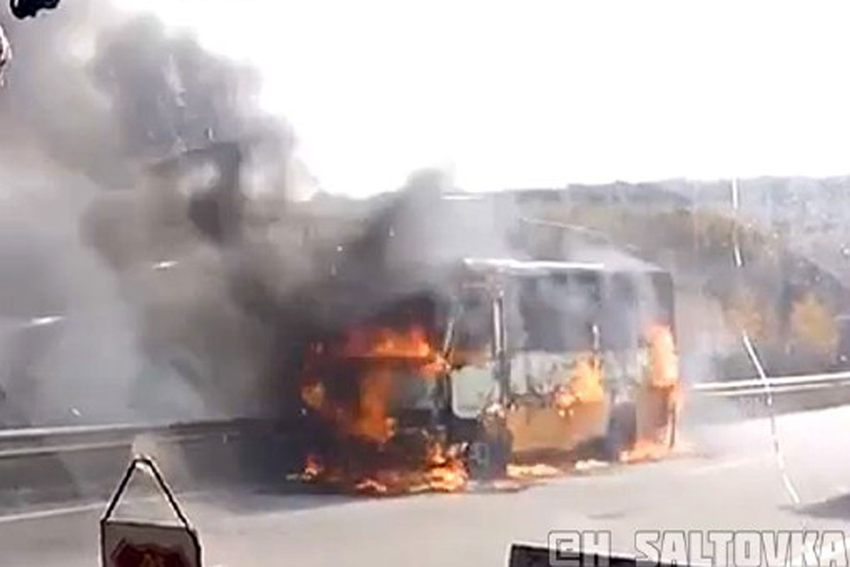На окружной на ходу загорелся пассажирский автобус (видео)