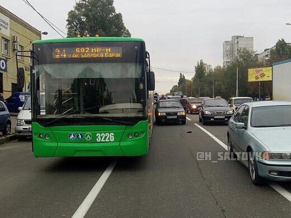 В Харькове троллейбус попал в аварию (фото)