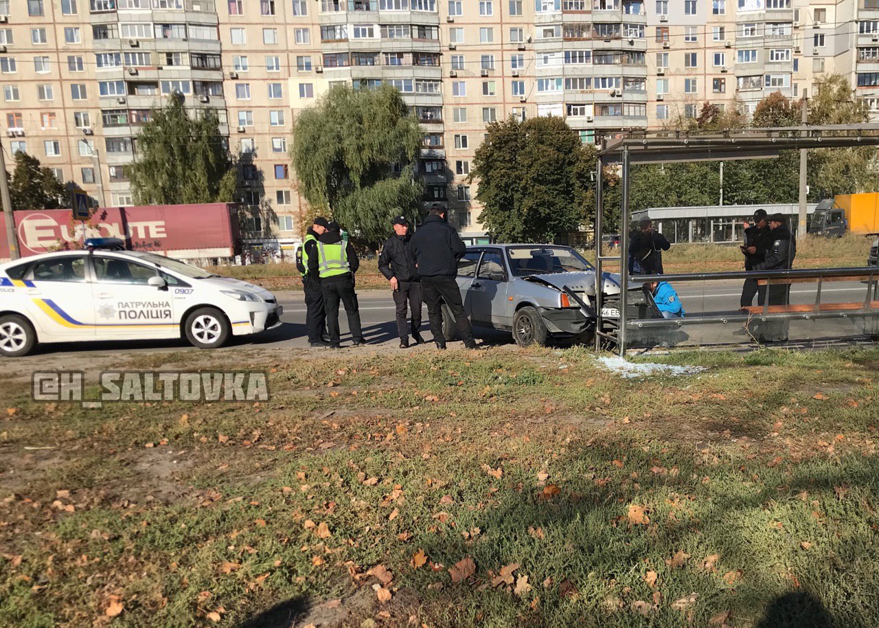 В Харькове машина влетела в остановку (фото)