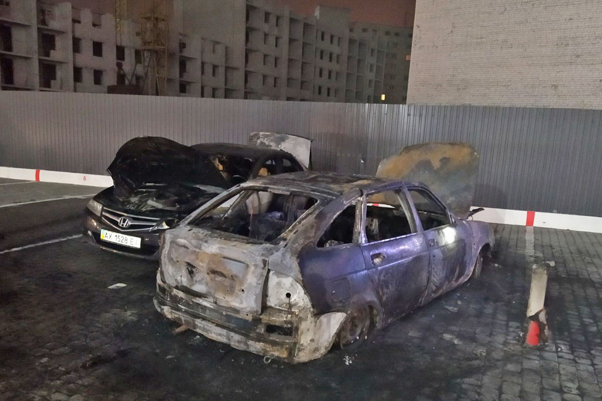 В Харькове сгорели две машины: подробности 