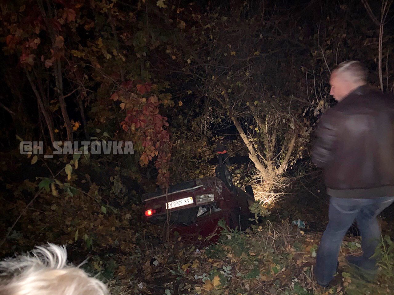 Авария на Салтовке: машина вылетела с дороги (фото)
