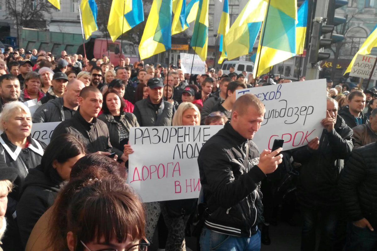 Возле горсовета - митинги (фото)