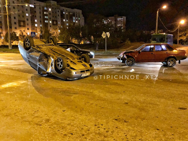 Авария в Харькове: машина перевернулась на крышу (фото)
