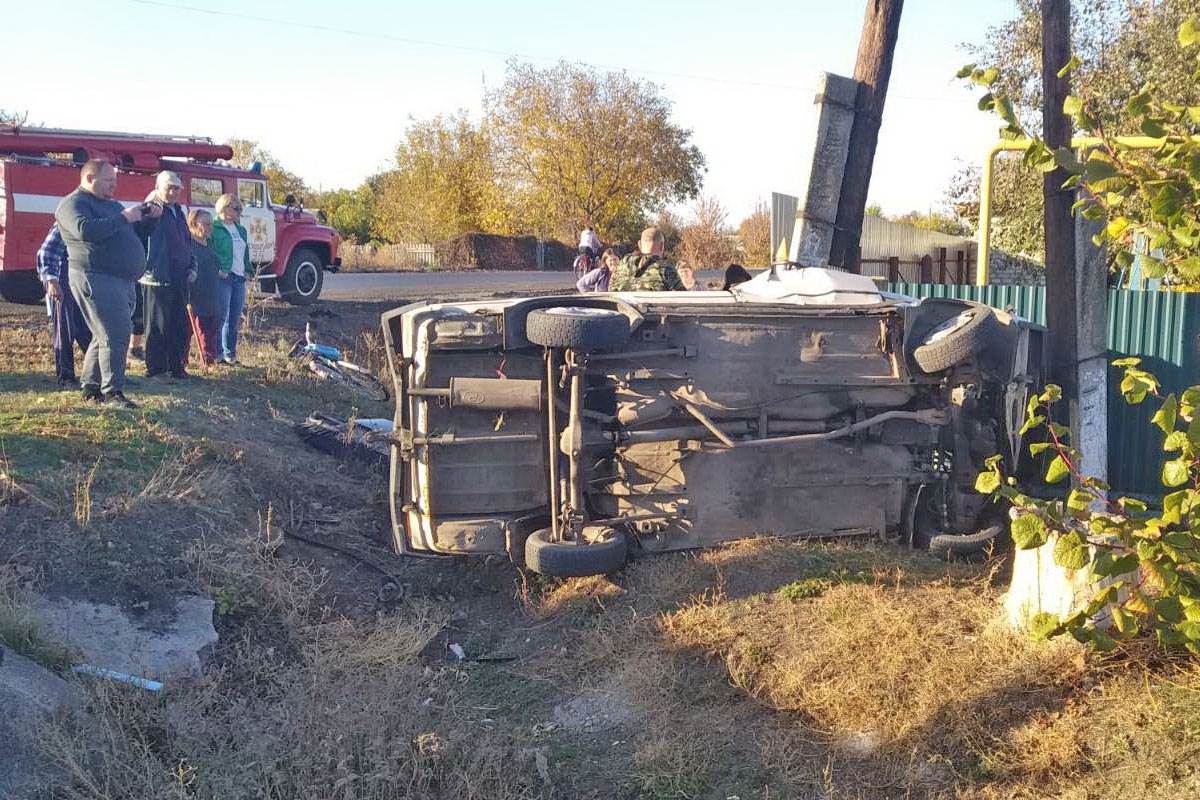 В Краснопавловке людей вырезали из покореженной машины