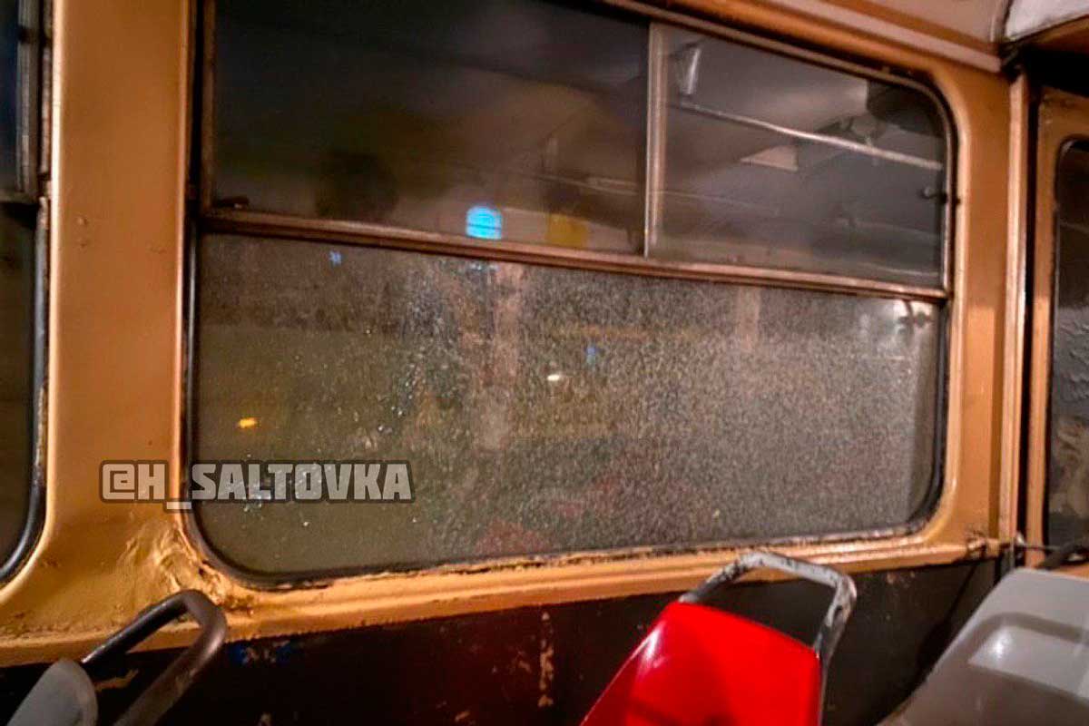 В Харькове снова разбили окно трамвая