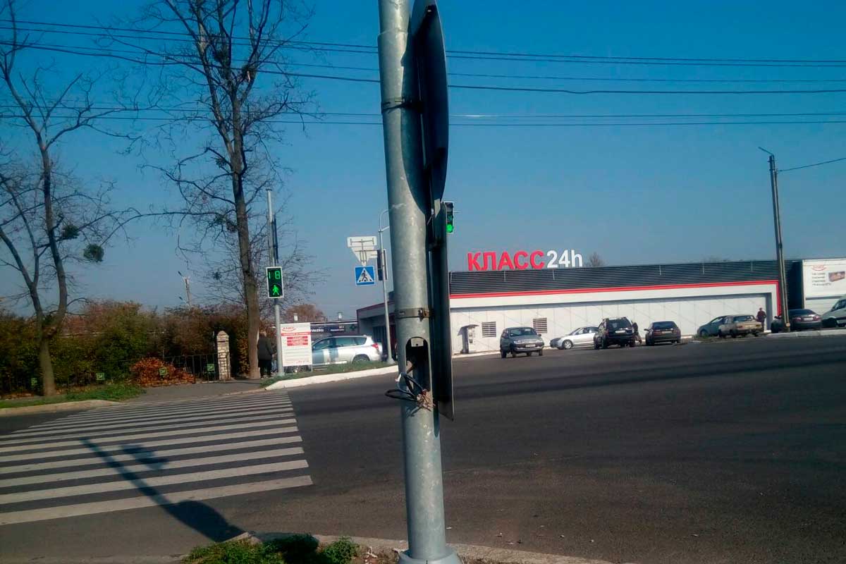 Харьковчане опасаются светофора с оголенными проводами
