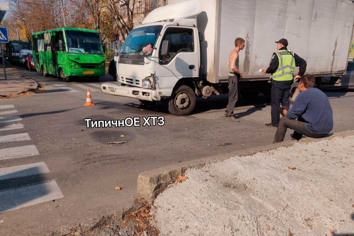 На ХТЗ грузовик припечатал легковушку