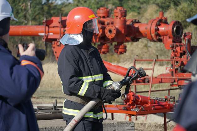 Безопасность прежде всего: аварийно-спасательные службы АО "Укргаздобыча" отрабатывали приемы ликвидации ЧС на спецполигоне в Харьковской области 