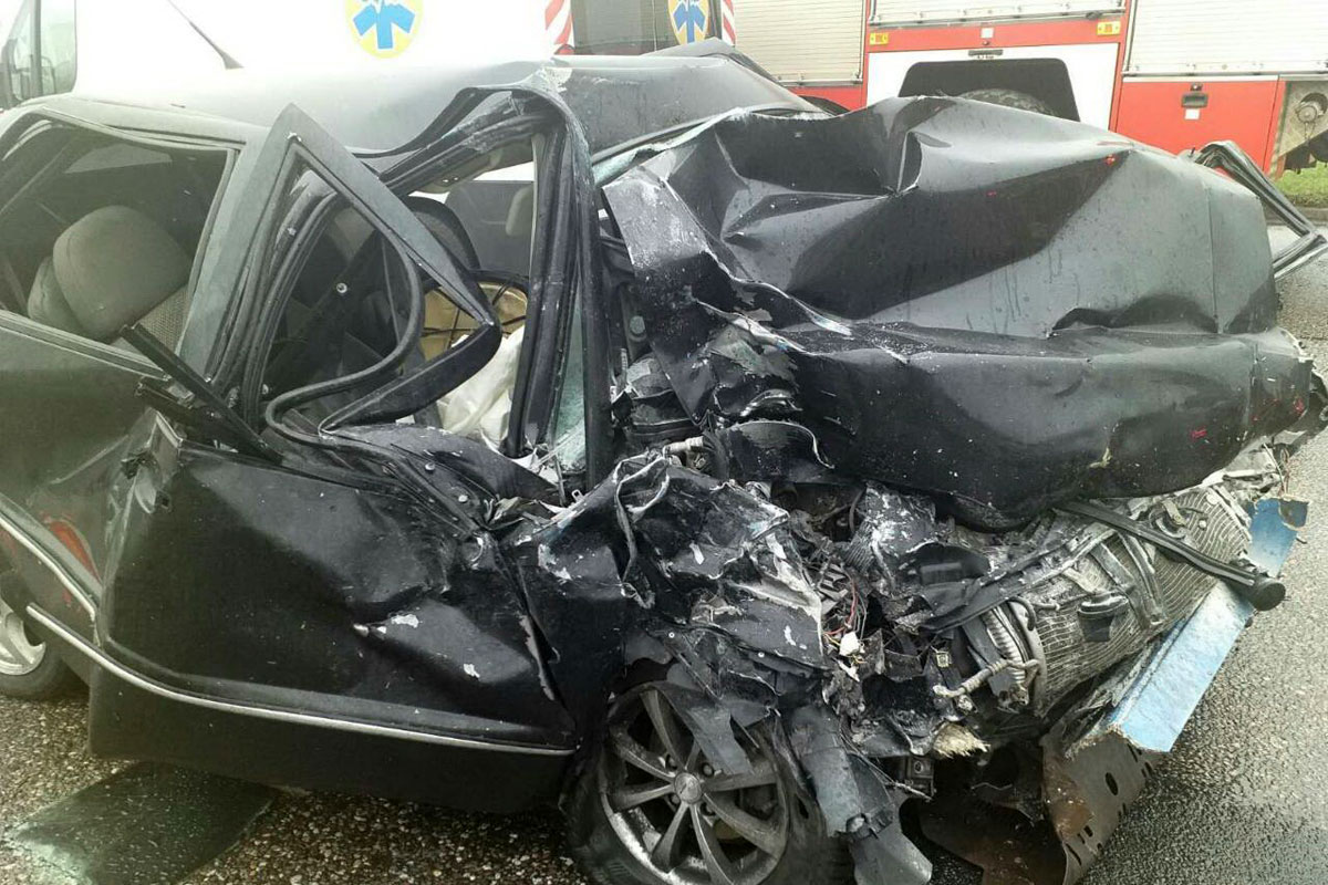 В Высоком ДТП с фурой: водителя вырезали из покореженной машины (фото, видео)