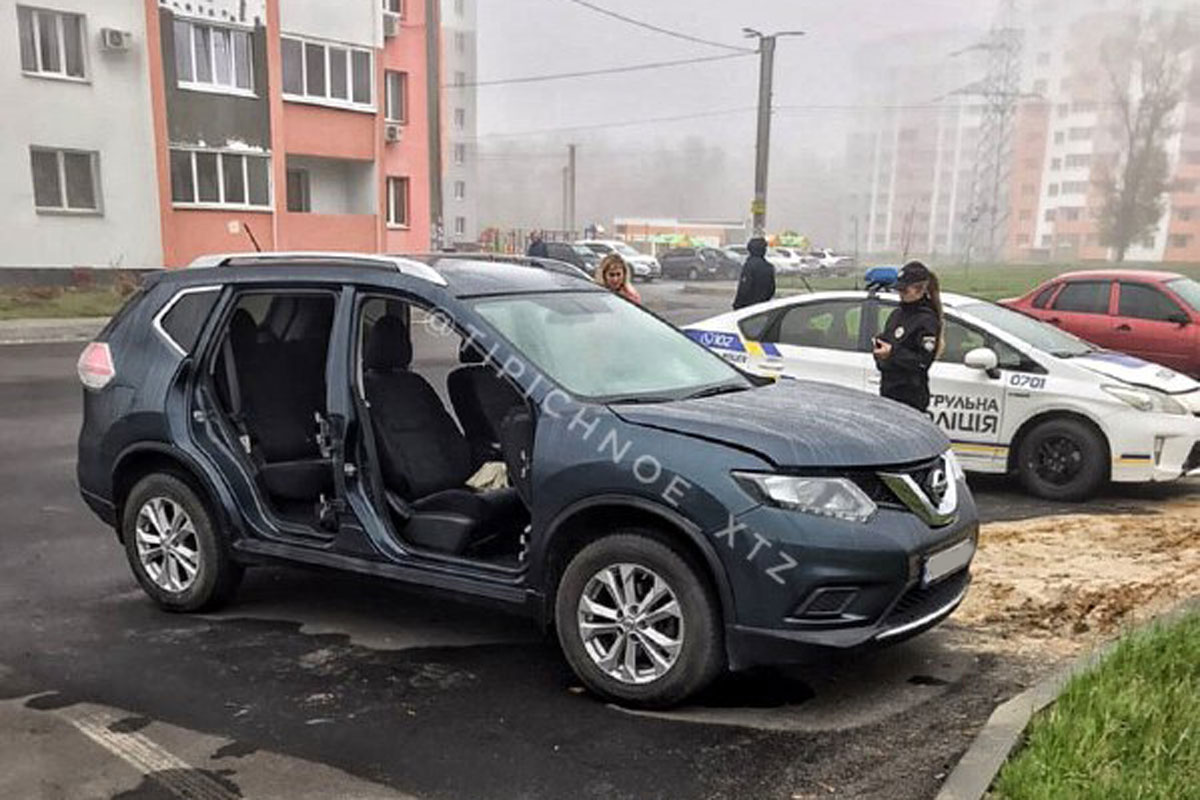 В Харькове с машины сняли двери (фото)