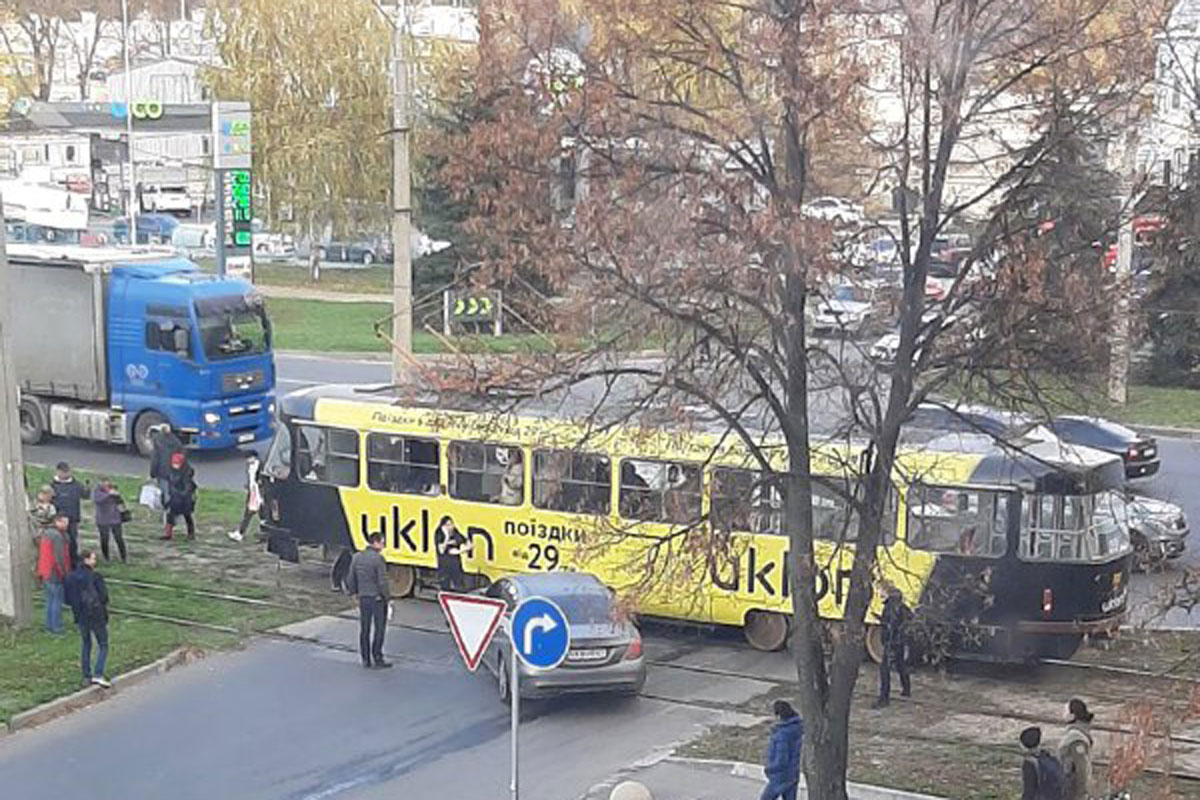 На Клочковской авария заблокировала движение трамваев (фото)