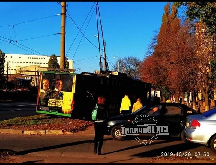 На Героев Сталинграда троллейбус выехал на тротуар