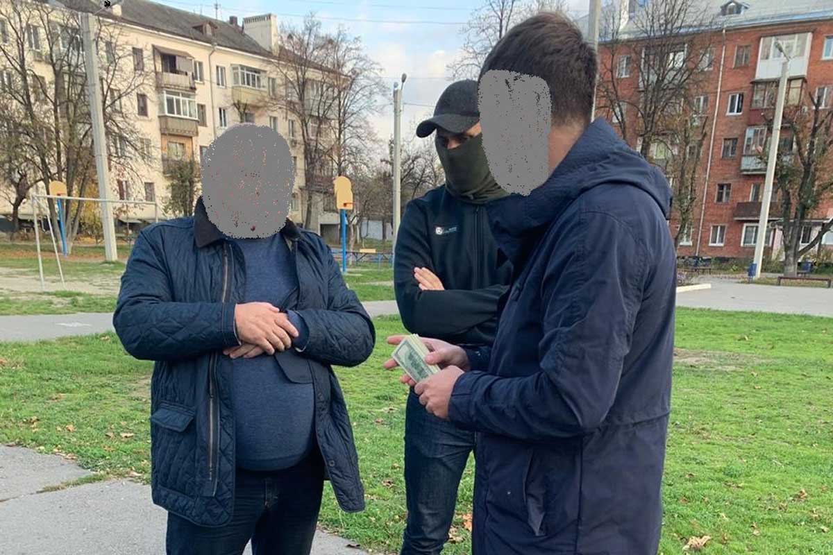 В Харькове чиновник задержан на взятке