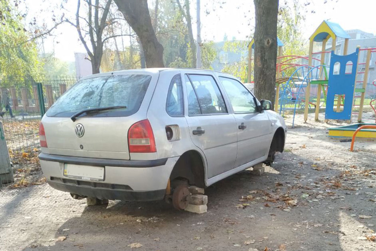 На Новых домах с машины сняли колеса (фото)