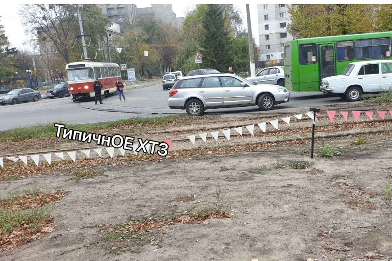 На Плехановской автомобиль заблокировал движение трамваев