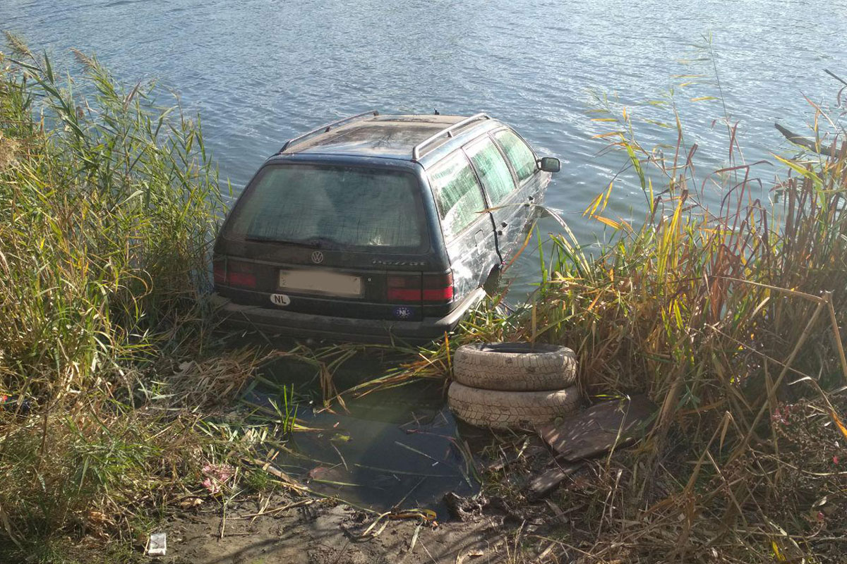 Машина в реке