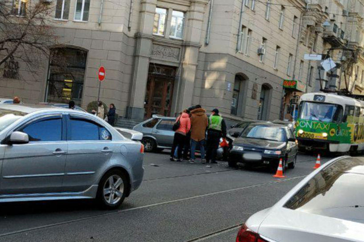 Авария на Московском заблокировала движение трамваев
