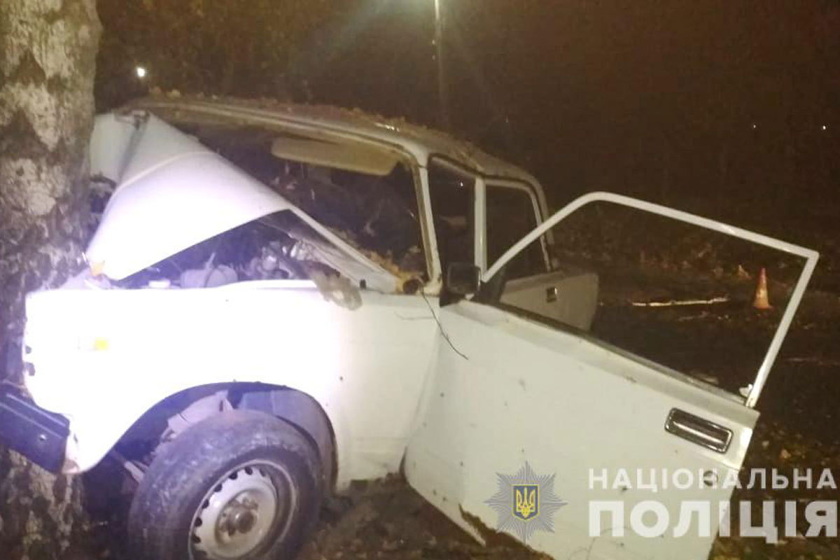 В Липцах машина влетела в дерево, пассажир погиб (фото)