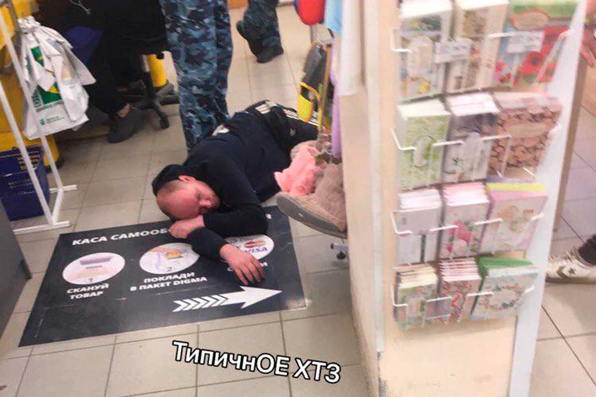 На полу харьковского супермаркета обнаружили мужчину