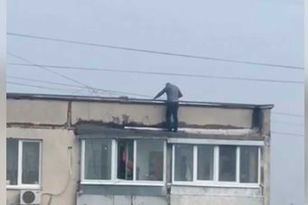 В Харькове замечен мужчина на смертельно опасной высоте (видео)