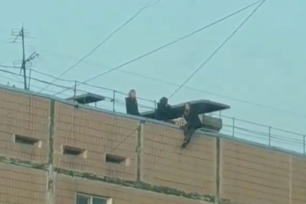 В Харькове девушка неожиданно прыгнула с крыши (видео)