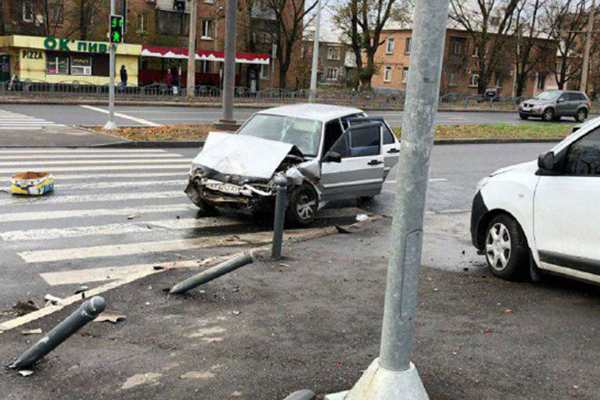 На Клочковской автомобиль снес ограждение