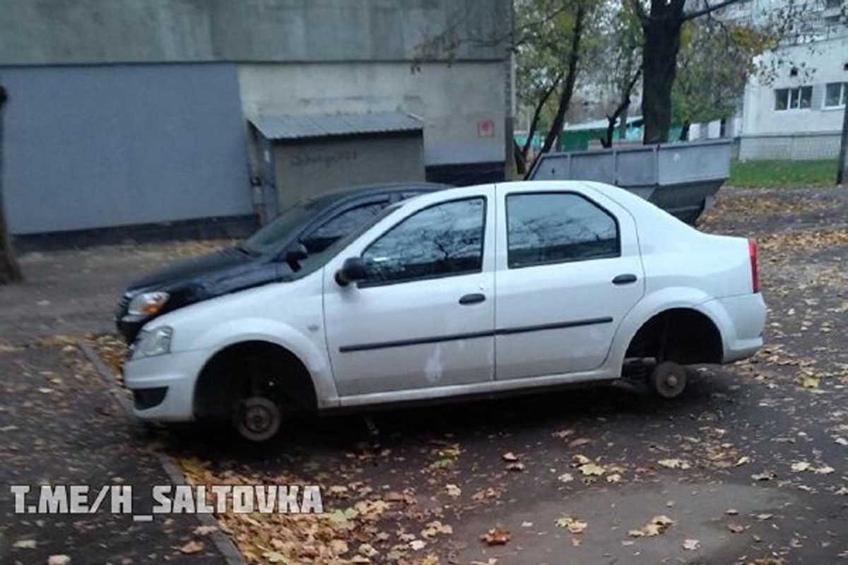 На Новых домах с машины сняли колеса (фото)