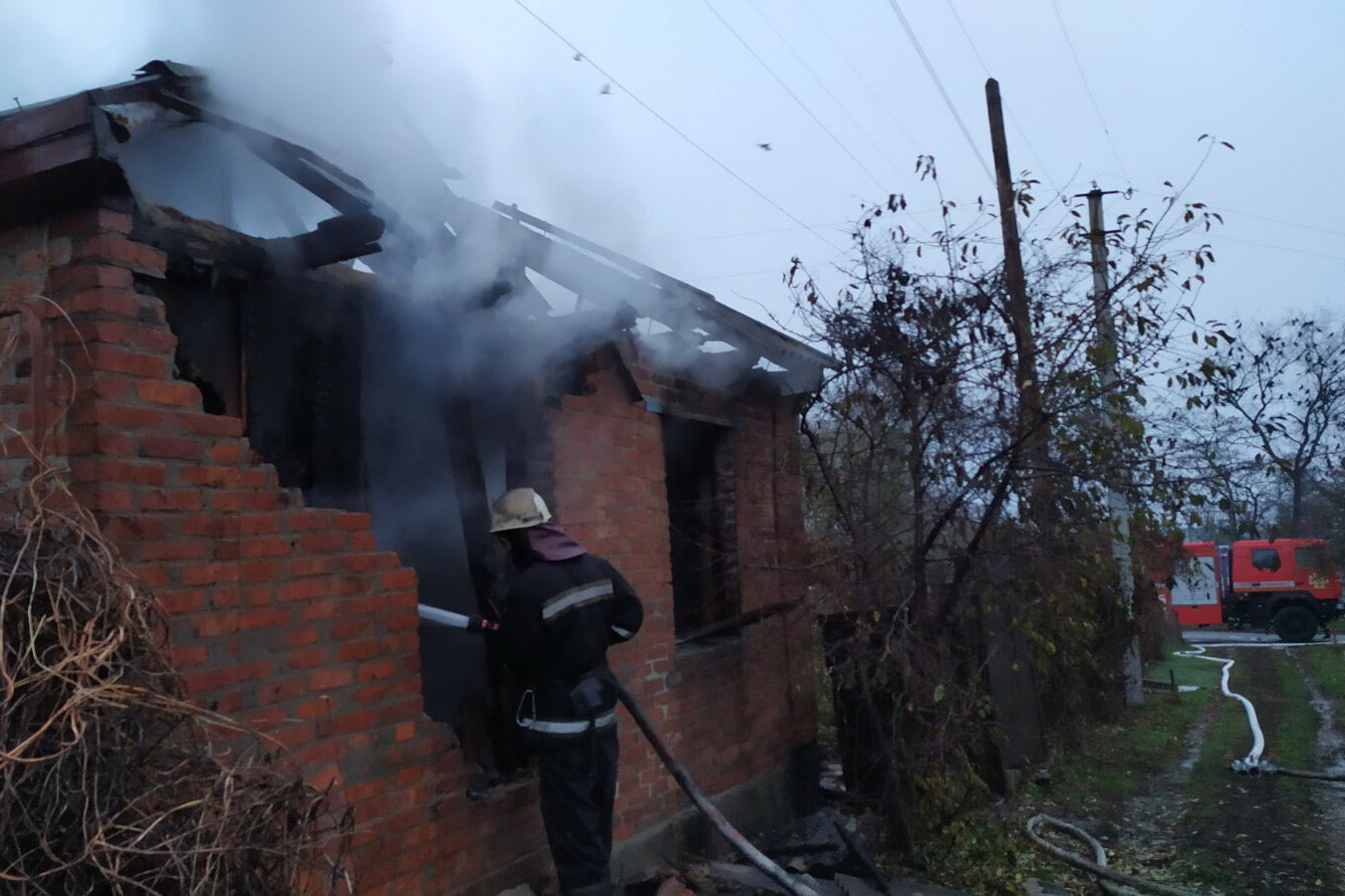В Краснограде горит жилой дом