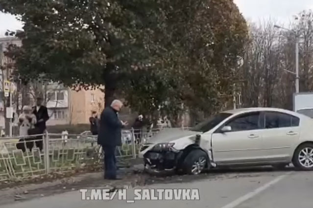 На Новых домах Mazda снесла забор (видео)