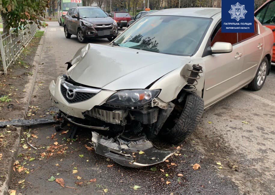 На Олимпийской Mazda снесла забор