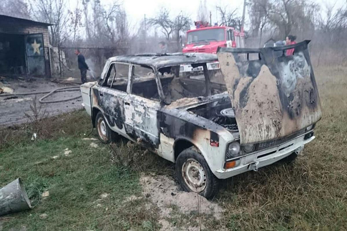 В Люботине сгорел гараж с машиной