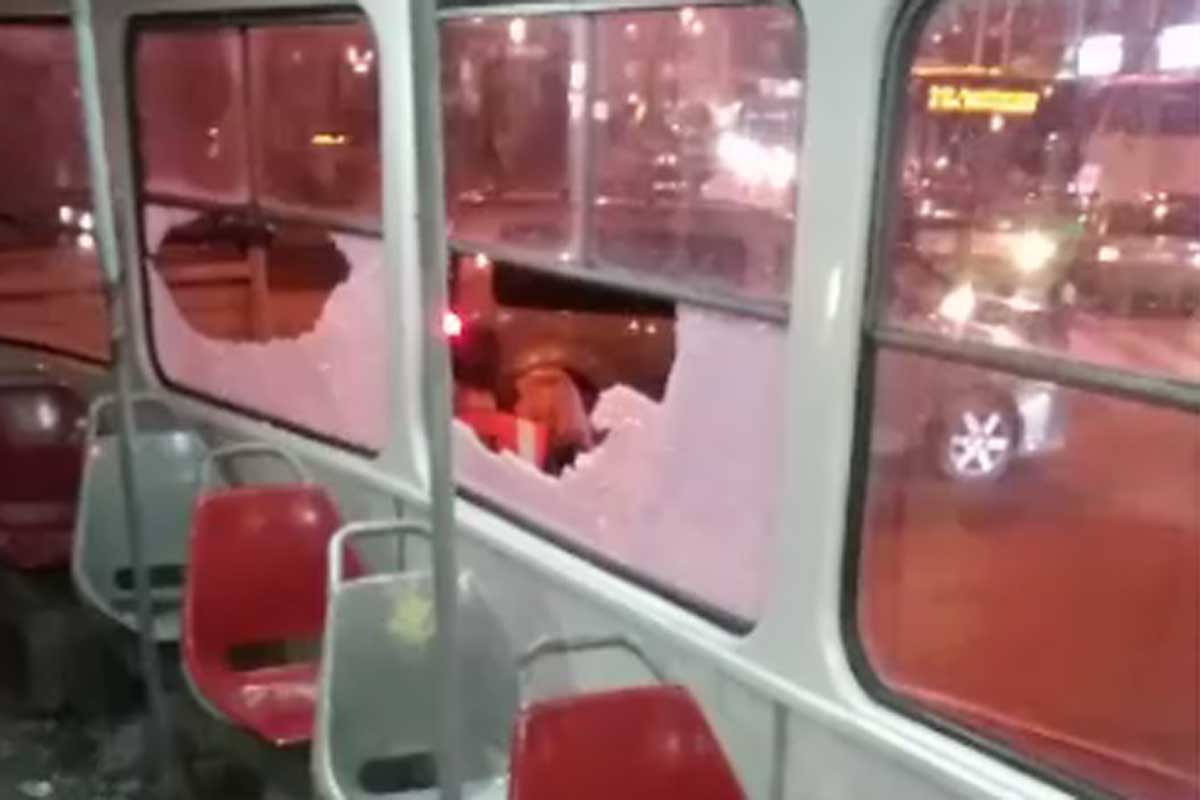 В центре машина врезалась в трамвай