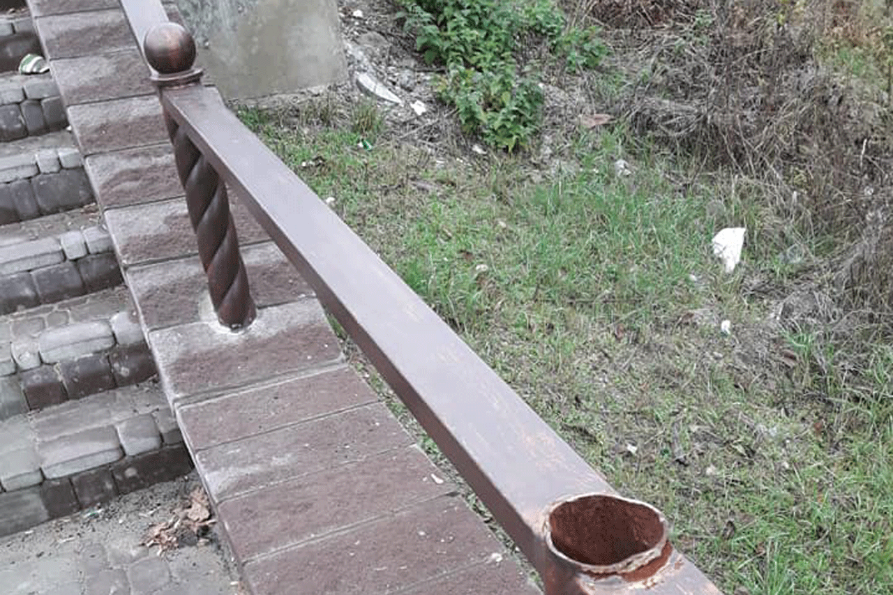 Вандалы раскурочили лестницу в Чугуеве