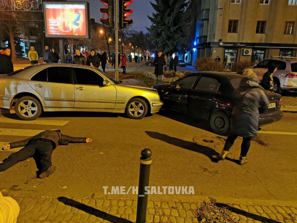 В центре Mercedes протаранил припаркованные машины (фото)