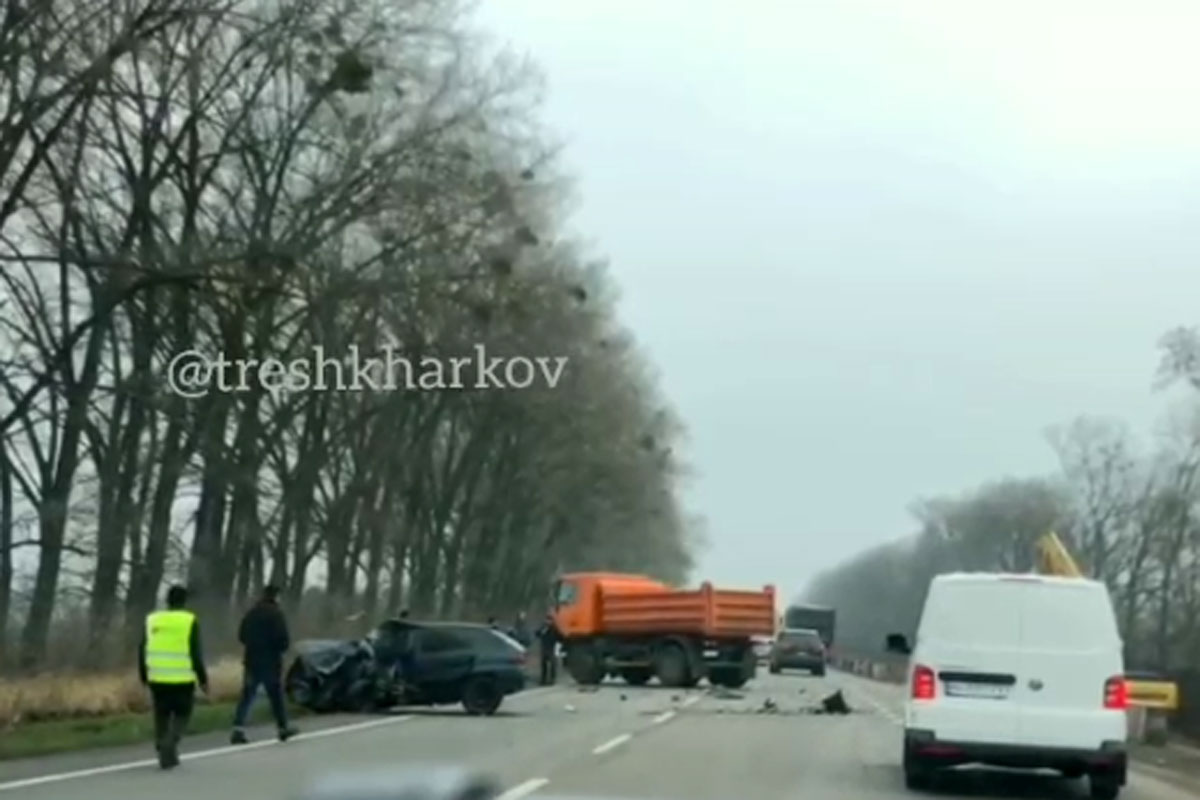 ДТП с самосвалом: легковушку раскурочило от удара (видео)