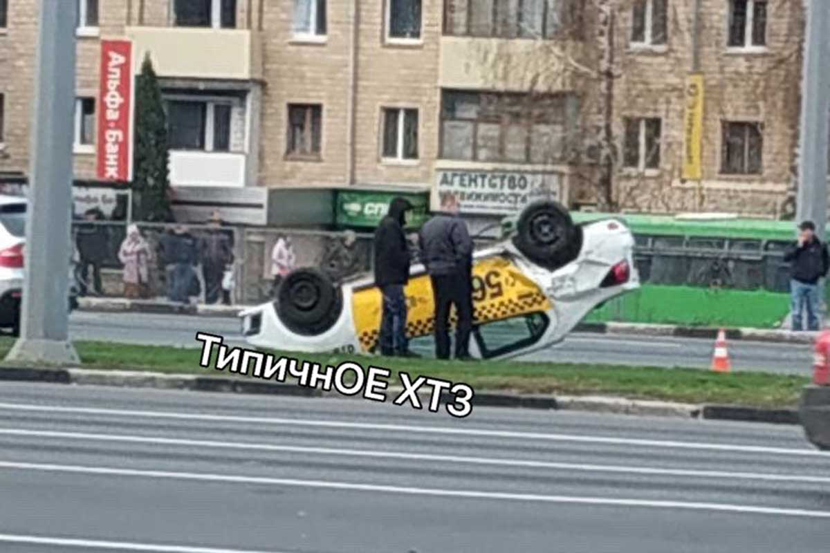На Одесской перевернулось такси